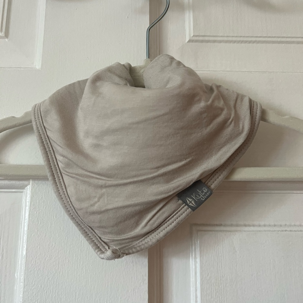 Kyte bib light grey